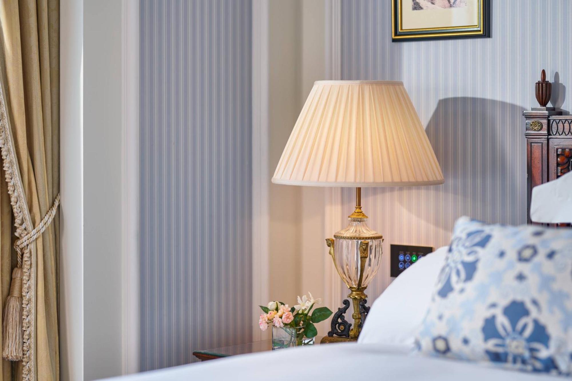 Powerscourt Hotel, Autograph Collection Эннискерри Экстерьер фото A pleated lampshade